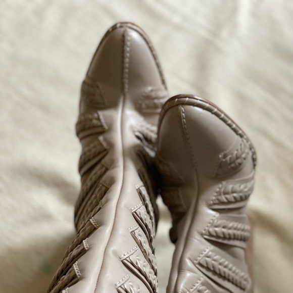 Thakoon knee high boots. Sz 39.5EU (8.5/9US) Dove grey/light beige, lightly worn - Picture 3 of 9